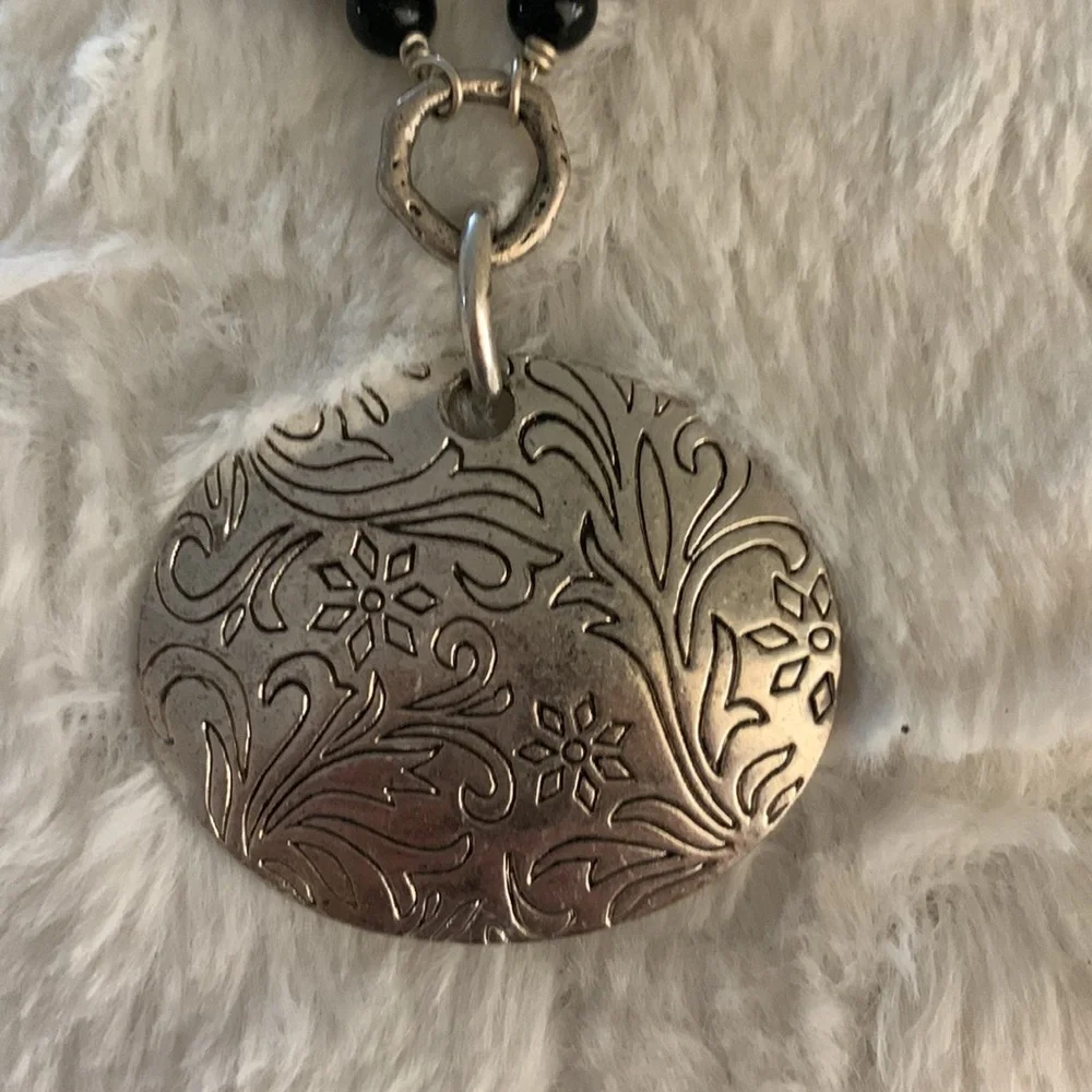 LIA SOPHIA ETCHED SILVER‎ TONE FLORAL PENDANT BLACK SILVER NECKLACE